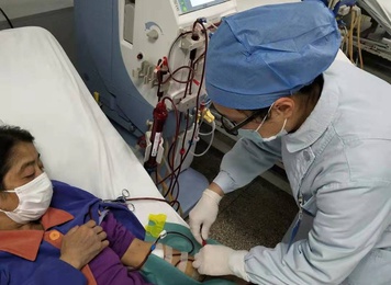 2020年2月，福建医大附一医院医护人员在血透室为患者开展治疗工作