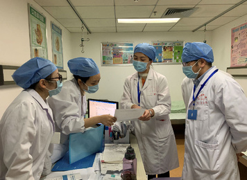 2020年2月，福建医大附一医院医务部工作人员到门诊手术室、内镜中心、妇产科门诊手术室、ICU等重点科室督导筛查新冠肺炎筛查防控工作，与一线沟通防控和诊疗过程中