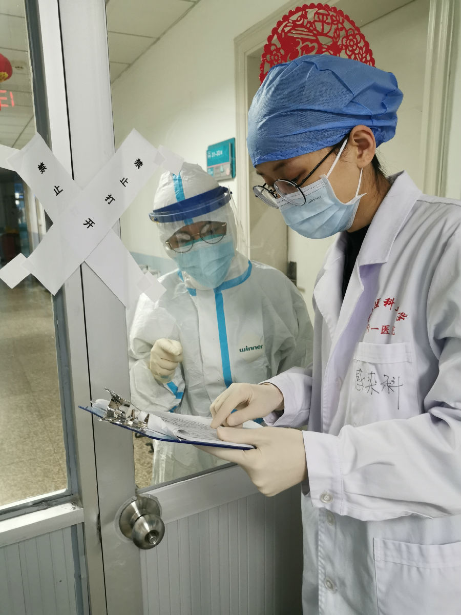 2020年2月4日，隔离病房前工作人员正在查对患者信息
