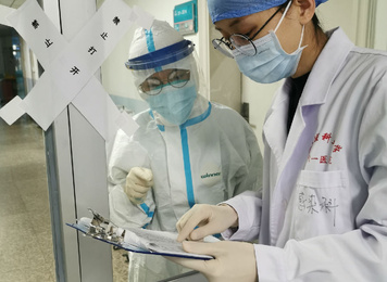 2020年2月4日，隔离病房前工作人员正在查对患者信息