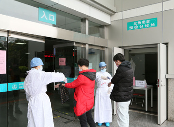 2020年2月7日，福建医大附一医院各入口监测体温，做好防控工作