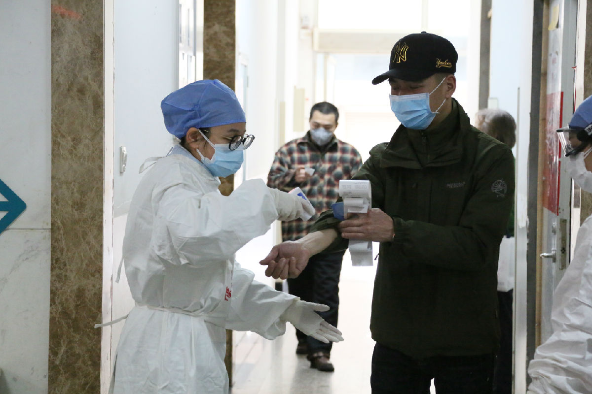 2020年2月7日，福建医大附一医院各入口监测体温，做好防控工作