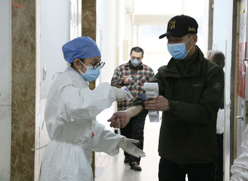 2020年2月7日，福建医大附一医院各入口监测体温，做好防控工作