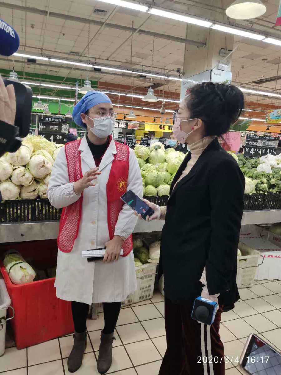 2020年3月4日，福建医大附一医院专家组成的“健康战疫服务队”走进福州市重点民生保障企业永辉超市指导助力企业复工复产
