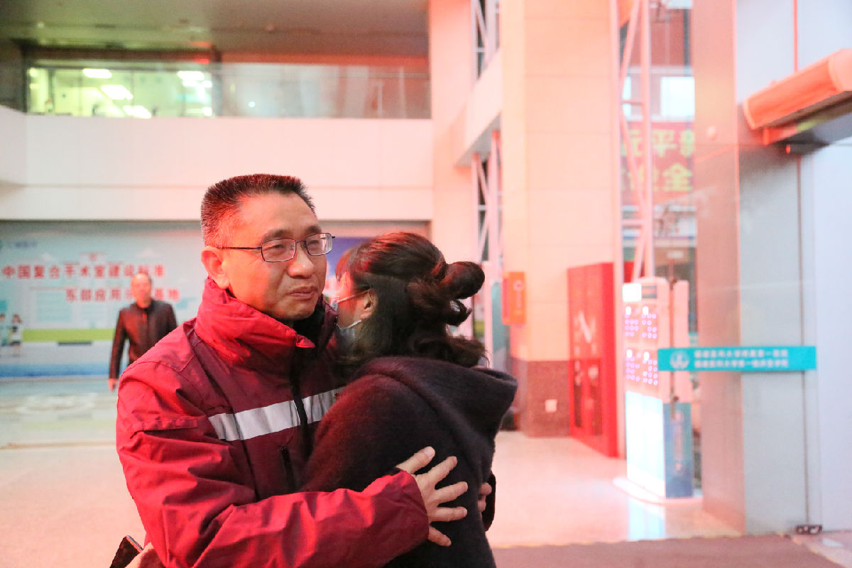 2020年1月27日，福建首批援鄂医疗队出征前，福建医大附一医院队队长赵淑好与女儿在外科楼拥抱告别