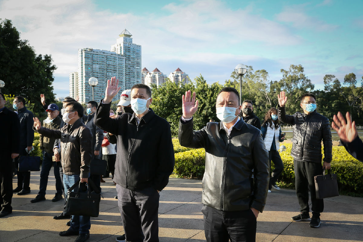 2020年1月27日，院党委书记林章雅（右）、院长康德智（左）深情告别医疗队员，等候他们早日平安凯旋