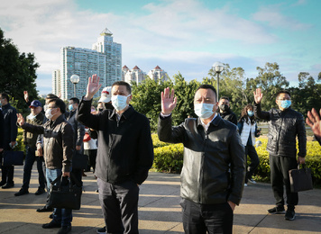 2020年1月27日，院党委书记林章雅（右）、院长康德智（左）深情告别医疗队员，等候他们早日平安凯旋