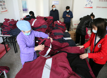 2020年2月10日，后勤部门人员正在紧张有序地为出征队员整理物资