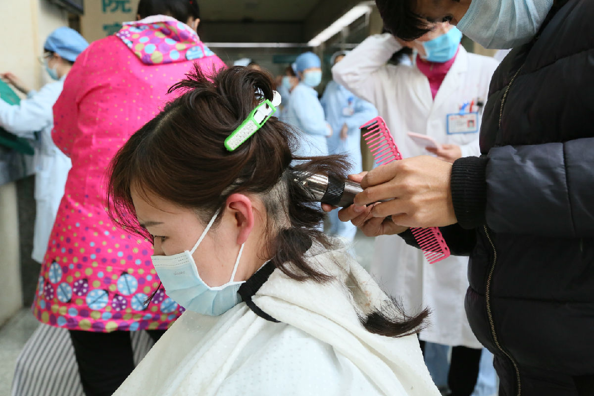 2020年2月10日，为方便开展疫情防治工作，医疗队员纷纷剪去长发