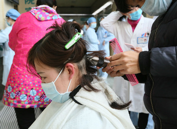 2020年2月10日，为方便开展疫情防治工作，医疗队员纷纷剪去长发