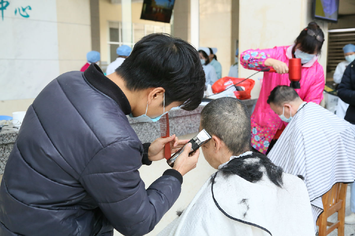 2020年2月10日，为方便开展疫情防治工作，医疗队员纷纷剪去长发