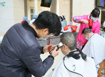 2020年2月10日，为方便开展疫情防治工作，医疗队员纷纷剪去长发