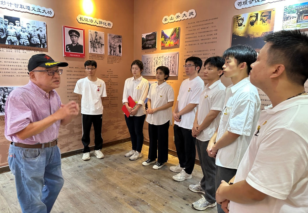 传承红军长征精神 践行青年使命担当——福建医科大学第一临床医学院关工委组织参观革命历史图片展活动
