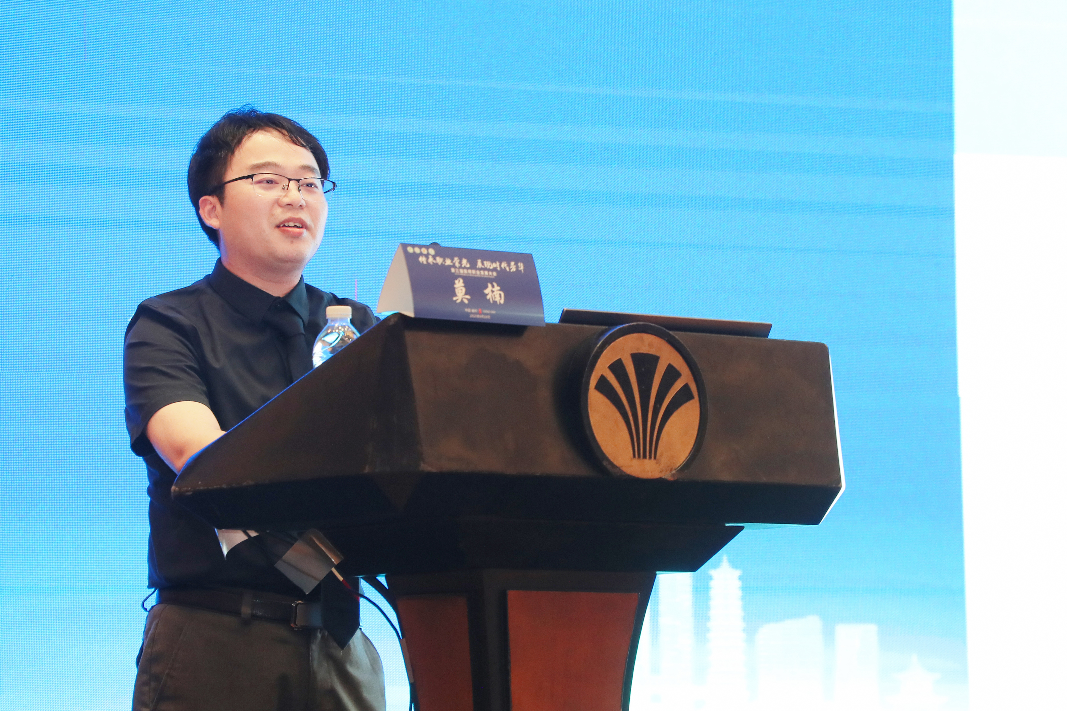 福建医科大学马克思主义学院 医学人文教研室主任、医学人文研究中心副教授 莫楠授课