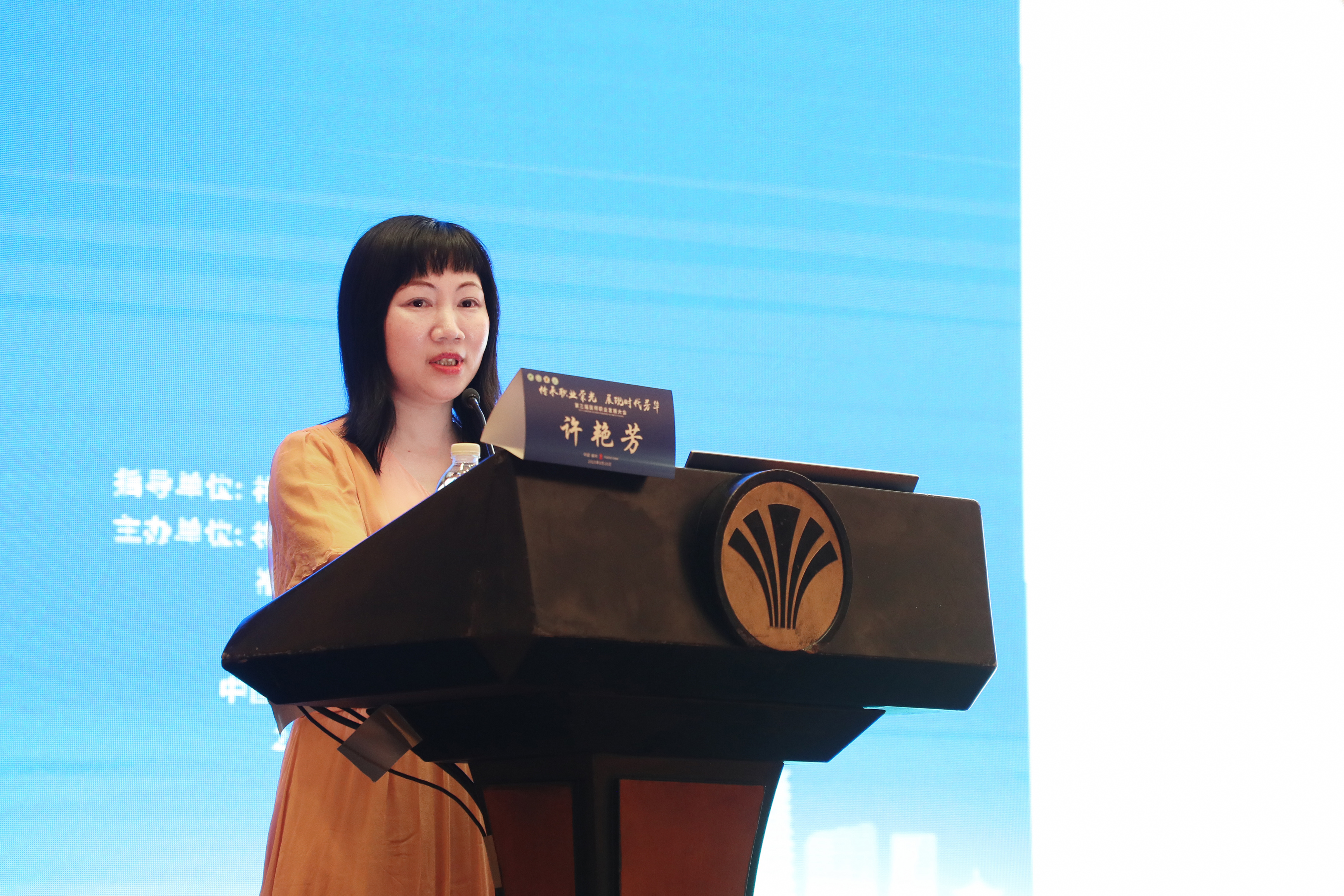 附一医院科研处副处长、 肾内科行政副主任许艳芳授课