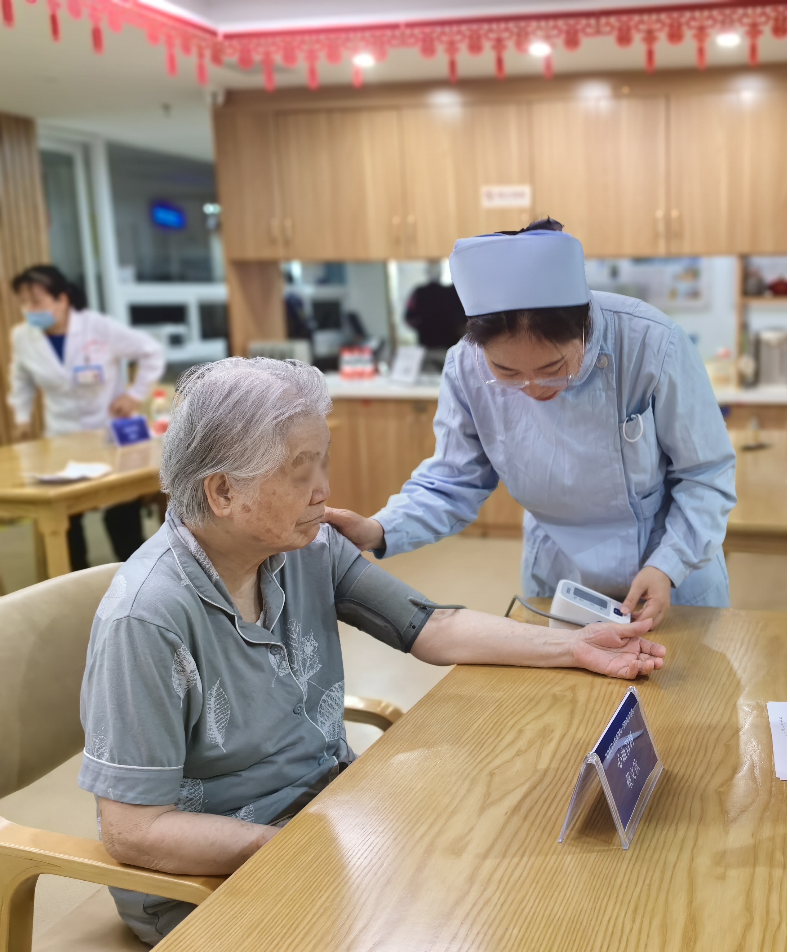 浓浓敬老情 温暖夕阳心——我院全科综合党支部、老年医学科携福建省老年专科护士班学员爱心义诊进社区