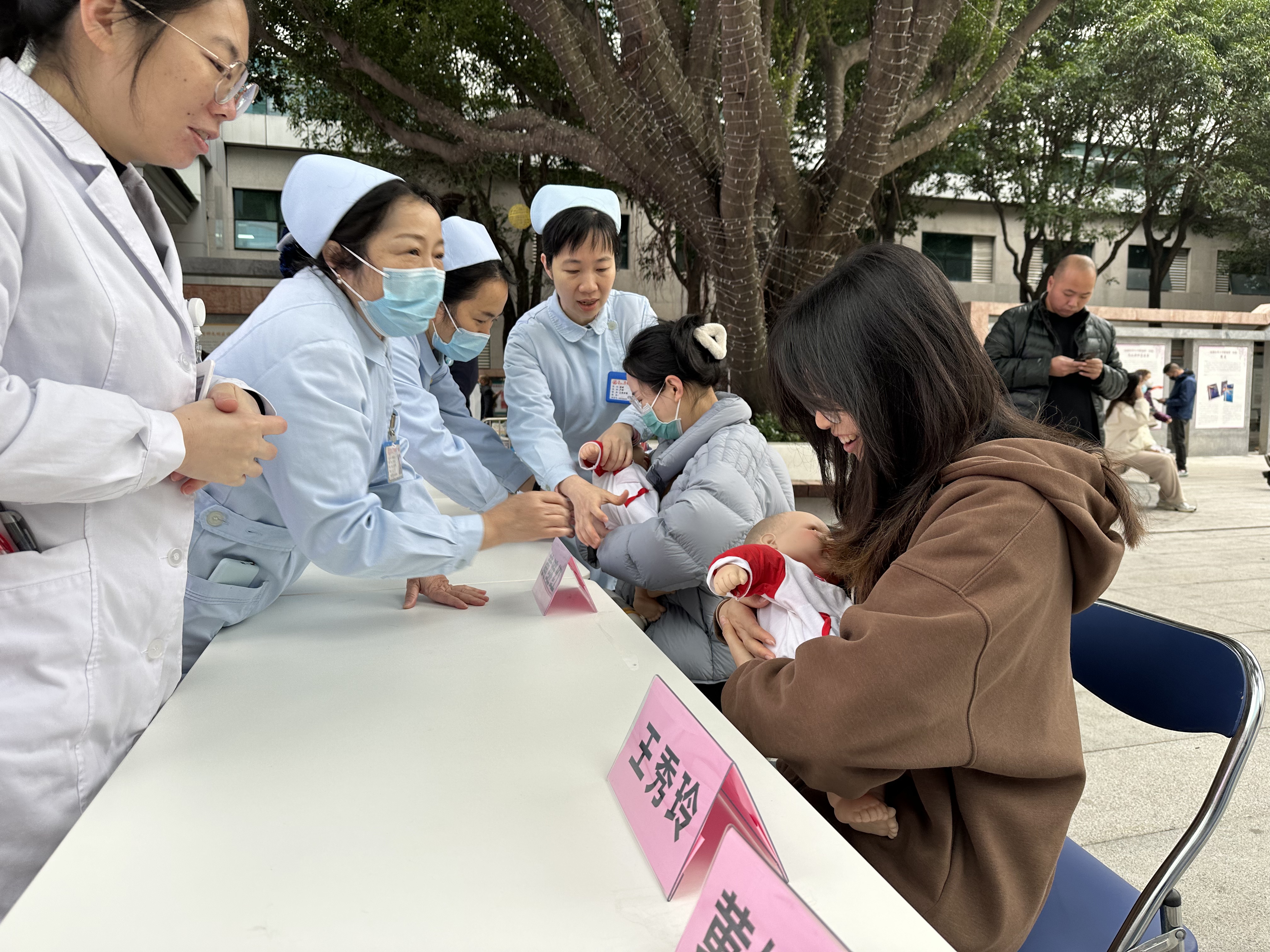 守住“她”健康 “孕育”新希望 ——我院妇产科与新生儿科举办“三八妇女节”健康义诊活动