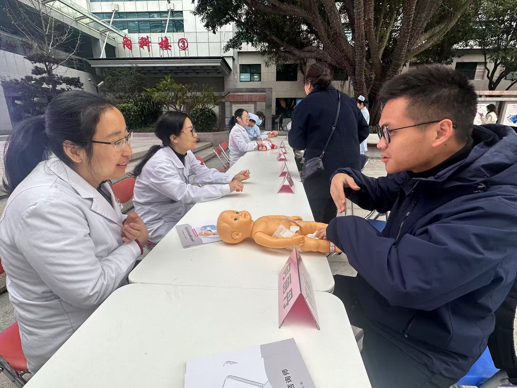 守住“她”健康 “孕育”新希望 ——我院妇产科与新生儿科举办“三八妇女节”健康义诊活动