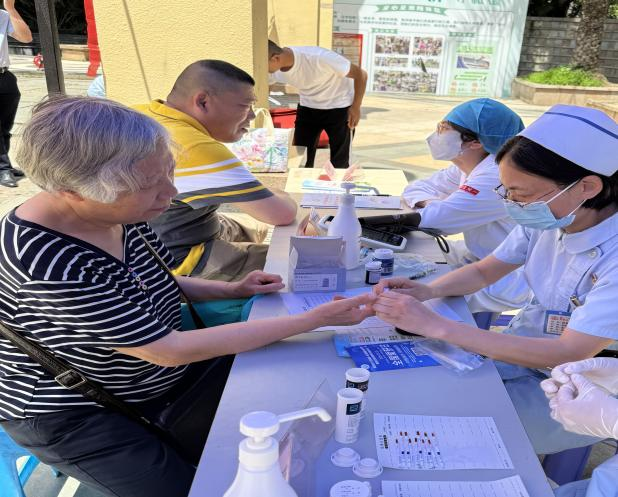 我院肝病中心肝内科开展2025年护理科普周义诊