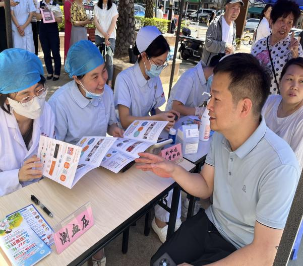 我院肝病中心肝内科开展2025年护理科普周义诊