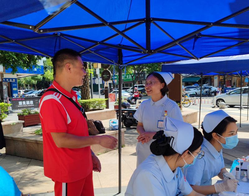 我院肝病中心肝内科开展2025年护理科普周义诊